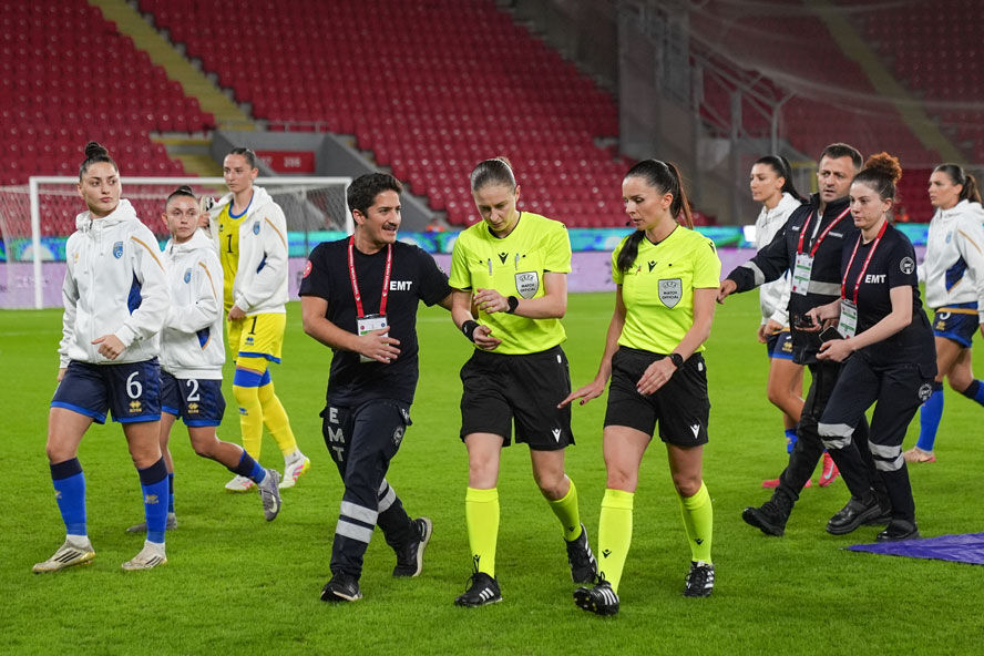 Türkiye - Kosova maçında korku dolu anlar: Hakem Michalina Diakow bir anda yere yığıldı Türkiye - Kosova maçında korku dolu anlar: Hakem Michalina Diakow bir anda yere yığıldı - 1. Resim