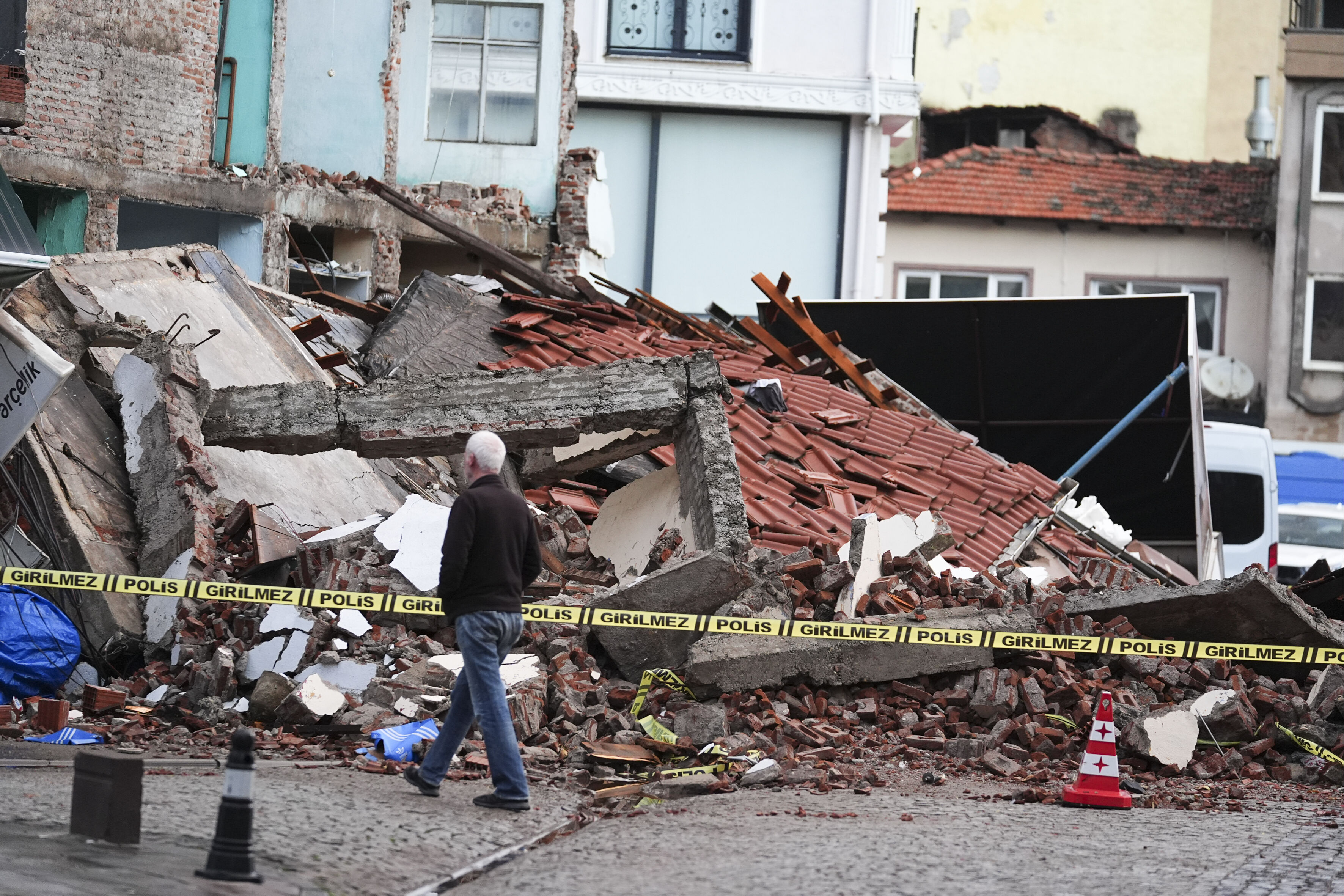 Uzmanlardan 6,1'lik Balıkesir Sındırgı depremi açıklaması: 21 bin 300 tonluk dinamit patlamasına eşdeğer Uzmanlardan 6,1'lik Balıkesir Sındırgı depremi açıklaması: 21 bin 300 tonluk dinamit patlamasına eşdeğer - 2. Resim