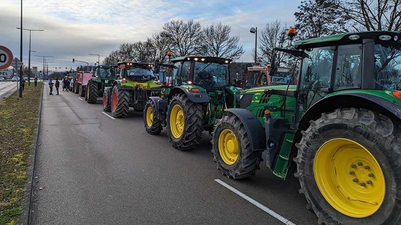 15 günlük yasak kıvılcımı yaktı! Çiftçiler, devlet binalarının önüne gübre döktü 15 günlük yasak kıvılcımı yaktı! Çiftçiler, devlet binalarının önüne gübre döktü