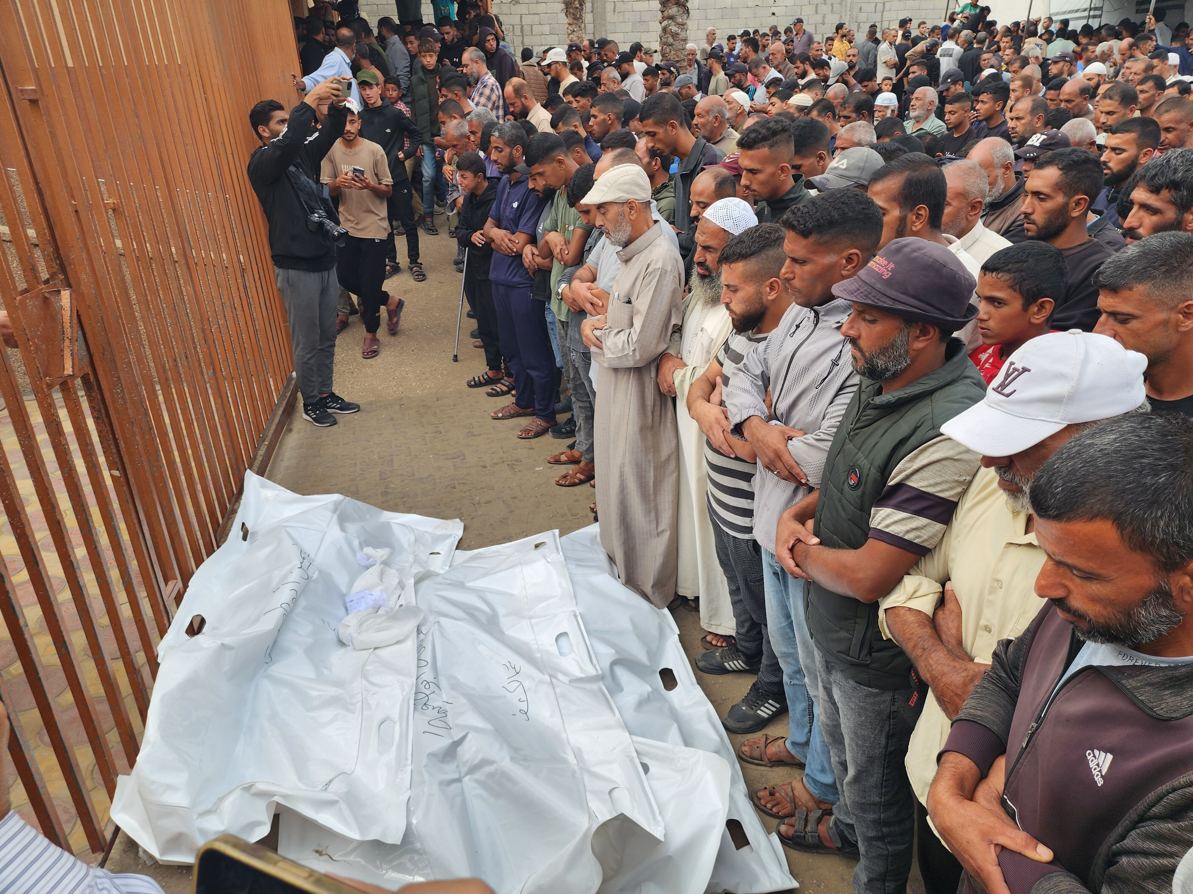 Ateşkes kağıt üzerinde kaldı, İsrail yeniden Gazze'yi vurdu! Can kaybı artıyor Ateşkes kağıt üzerinde kaldı, İsrail yeniden Gazze'yi vurdu! Can kaybı artıyor - 1. Resim