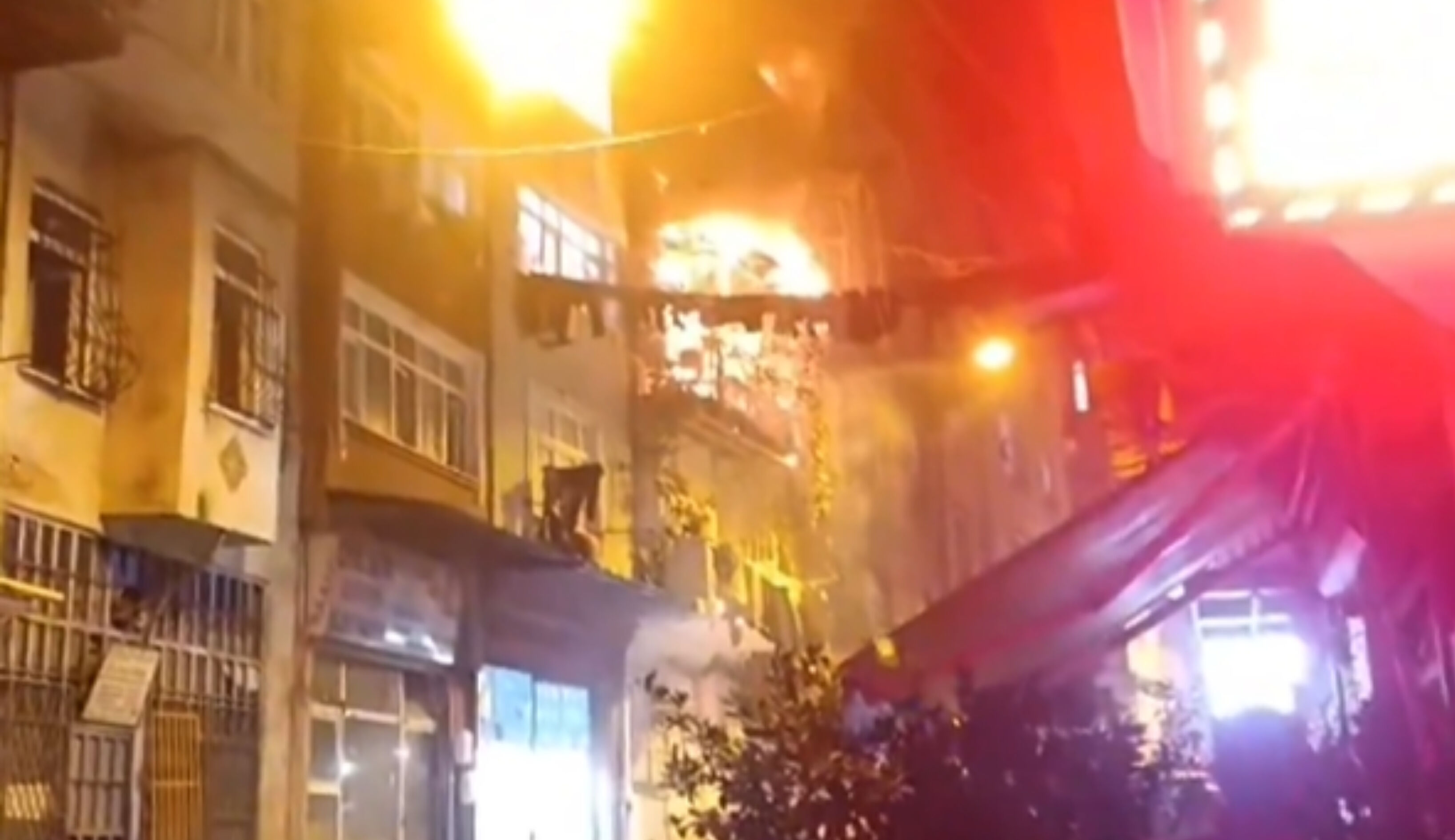 Kız isteme sırasında evi yaktı! Havai fişek faciasında 8 kişi dumandan etkilendi Beyoğlu'nda korkutan yangın! Hava fişek evi vurdu, bina alevler içinde kaldı - 1. Resim
