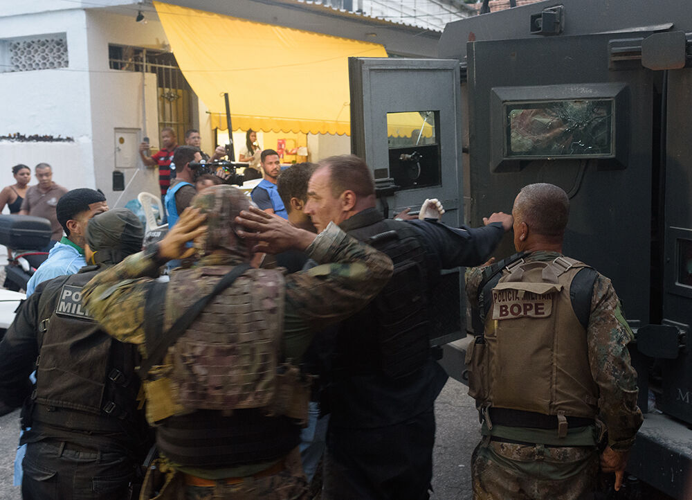 Brezilya'da büyük operasyon başlatıldı! 4'ü polis 60 ölü var Brezilya'daki uyuşturucu operasyonunda 4'ü polis 60 kişi öldü - 3. Resim