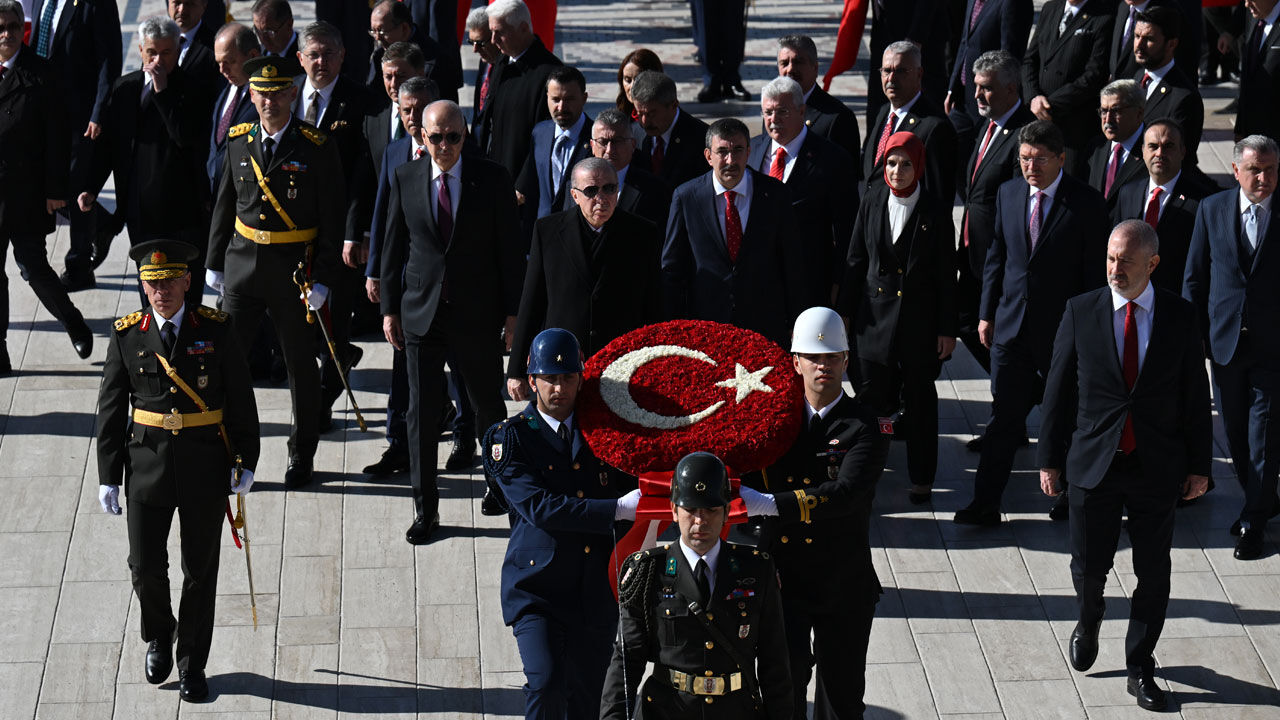 Cumhurbaşkanı Erdoğan'dan 29 Ekim'de Anıtkabir'den net mesaj: Tam bir kararlılık içinde çalışıyoruz Cumhurbaşkanı Erdoğan'dan 29 Ekim'de Anıtkabir'den net mesaj: Tam bir kararlılık içinde çalışıyoruz - 1. Resim