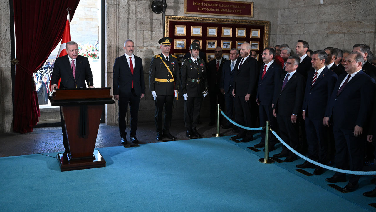 Cumhurbaşkanı Erdoğan'dan 29 Ekim'de Anıtkabir'den net mesaj: Tam bir kararlılık içinde çalışıyoruz Cumhurbaşkanı Erdoğan'dan 29 Ekim'de Anıtkabir'den net mesaj: Tam bir kararlılık içinde çalışıyoruz - 2. Resim