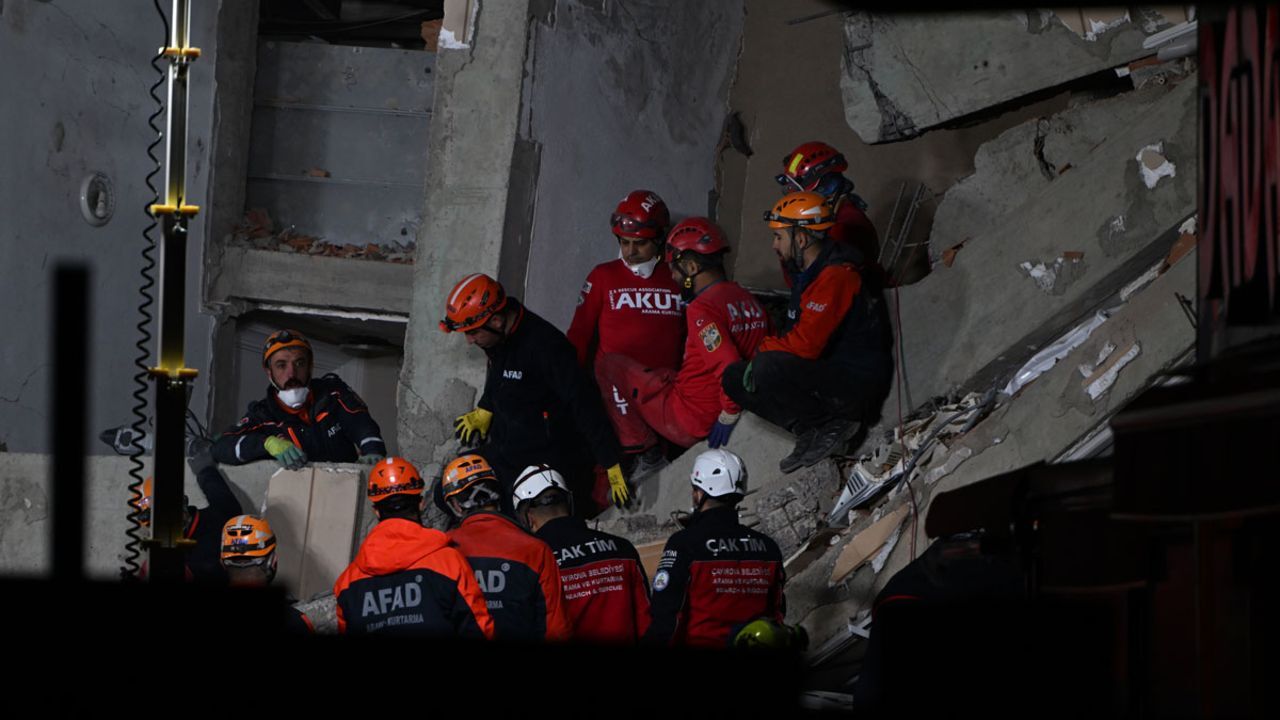 -Anne ve baba 14 saattir enkaz altında!