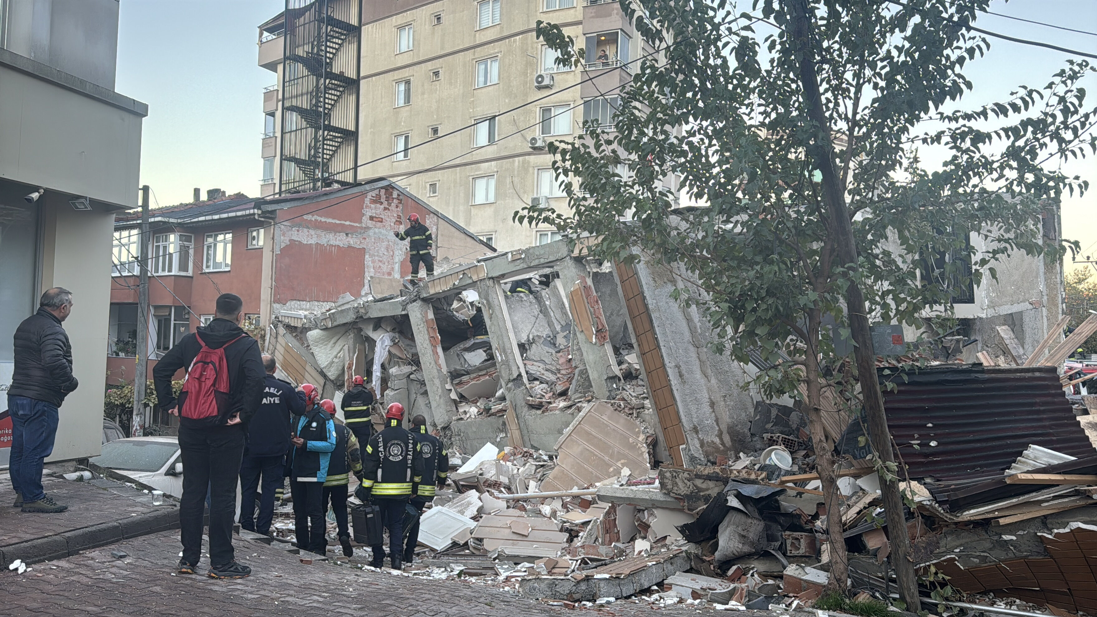 Gebze'de deprem mi oldu, neden bina çöktü? 29 Ekim son depremler merak edildi Gebze'de deprem mi oldu, neden bina çöktü? 29 Ekim son depremler listesi - 4. Resim
