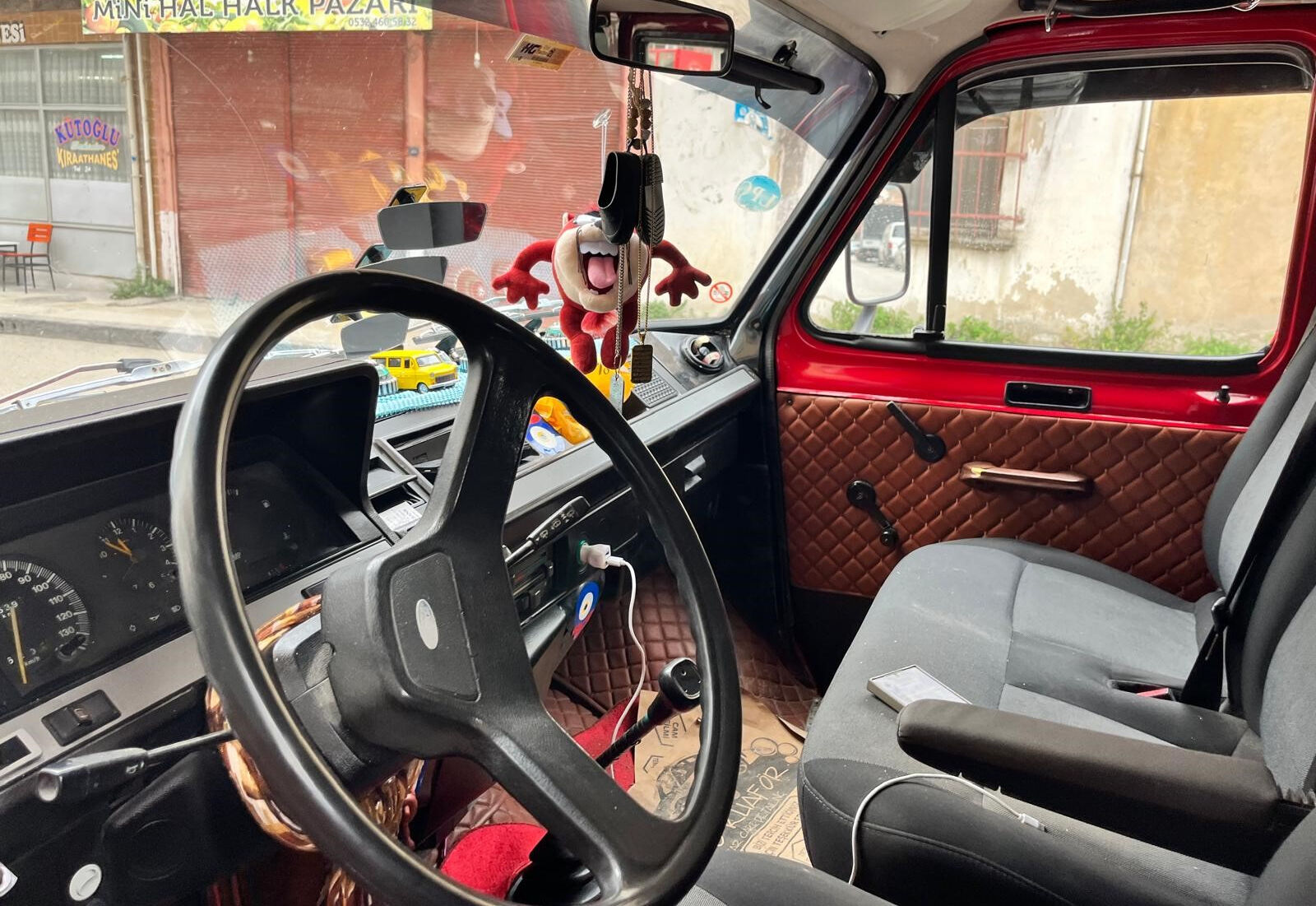 Gören eski günlere gidiyor! 1979 model aracını ‘Çiçek Abbas’ minibüsüne benzetti Gören eski günlere gidiyor! 1979 model aracını ‘Çiçek Abbas’ minibüsüne benzetti - 1. Resim