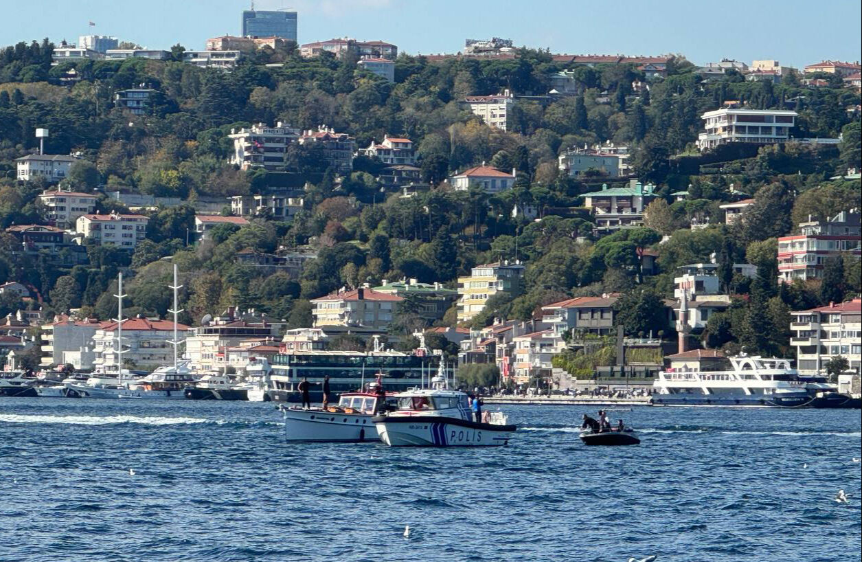 İstanbul Boğazı'nda can pazarı! Tekne ile kano çarpıştı, saniyeler ile yarışıldı  İstanbul Boğazı'nda can pazarı! Tek ile kano çarpıştı, saniyeler ile yarışıldı  - 2. Resim