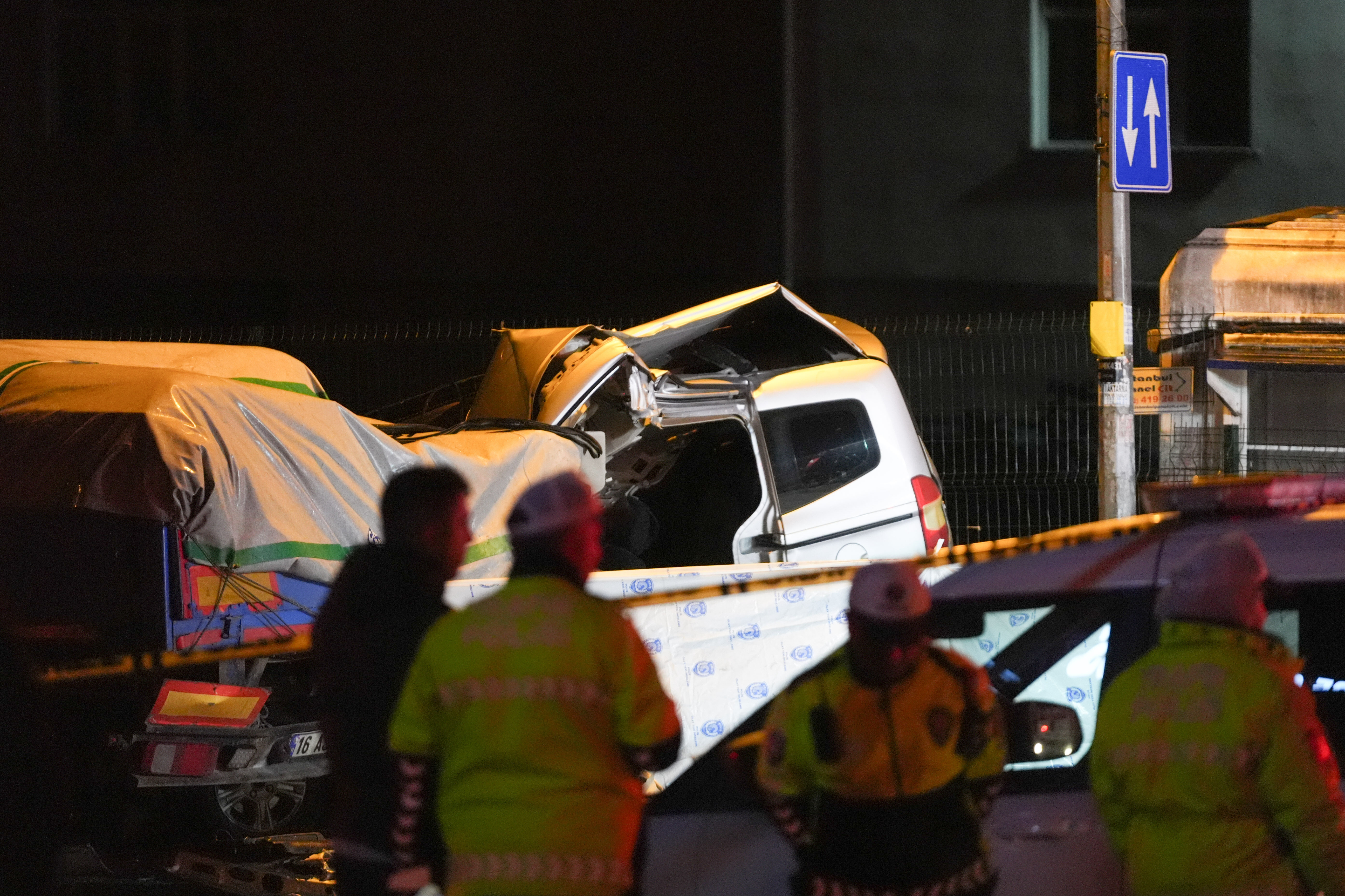 İstanbul'da polisten kaçan araç tıra çarptı! Ölü ve yaralı var İstanbul'da polisten kaçan araç tıra çarptı! Ölü ve yaralı var - 1. Resim