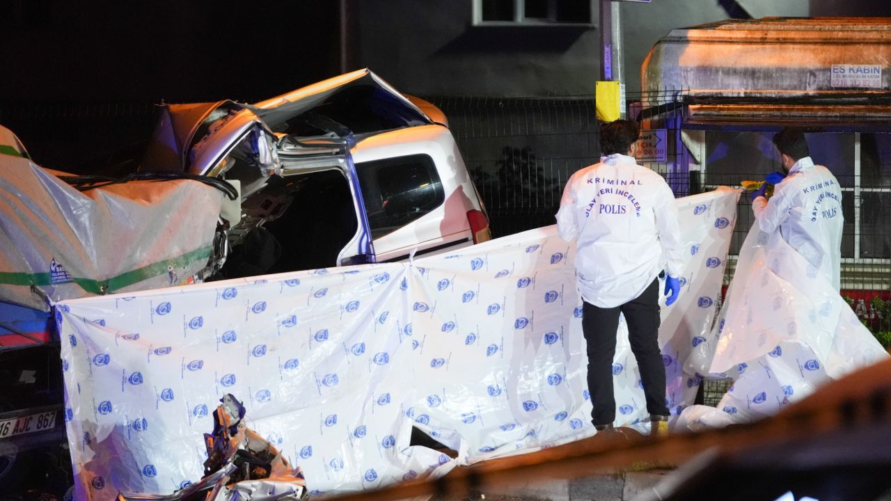 İstanbul'da polisten kaçan araç tıra çarptı! Ölü ve yaralı var İstanbul'da polisten kaçan araç tıra çarptı! Ölü ve yaralı var