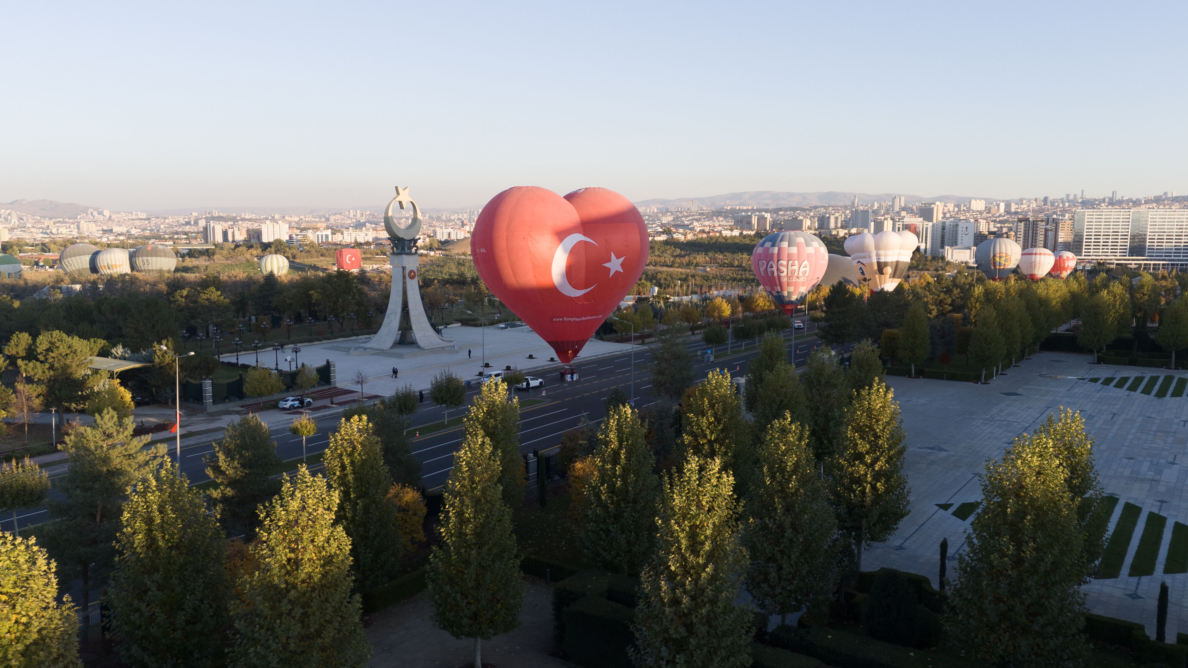 Külliye'de sıcak hava balonu etkinliği! 29 Ekim renkli görüntüler ile kutlandı Külliye'de sıcak hava balonu etkinliği! 29 Ekim renkli görüntüler ile kutlandı - 2. Resim