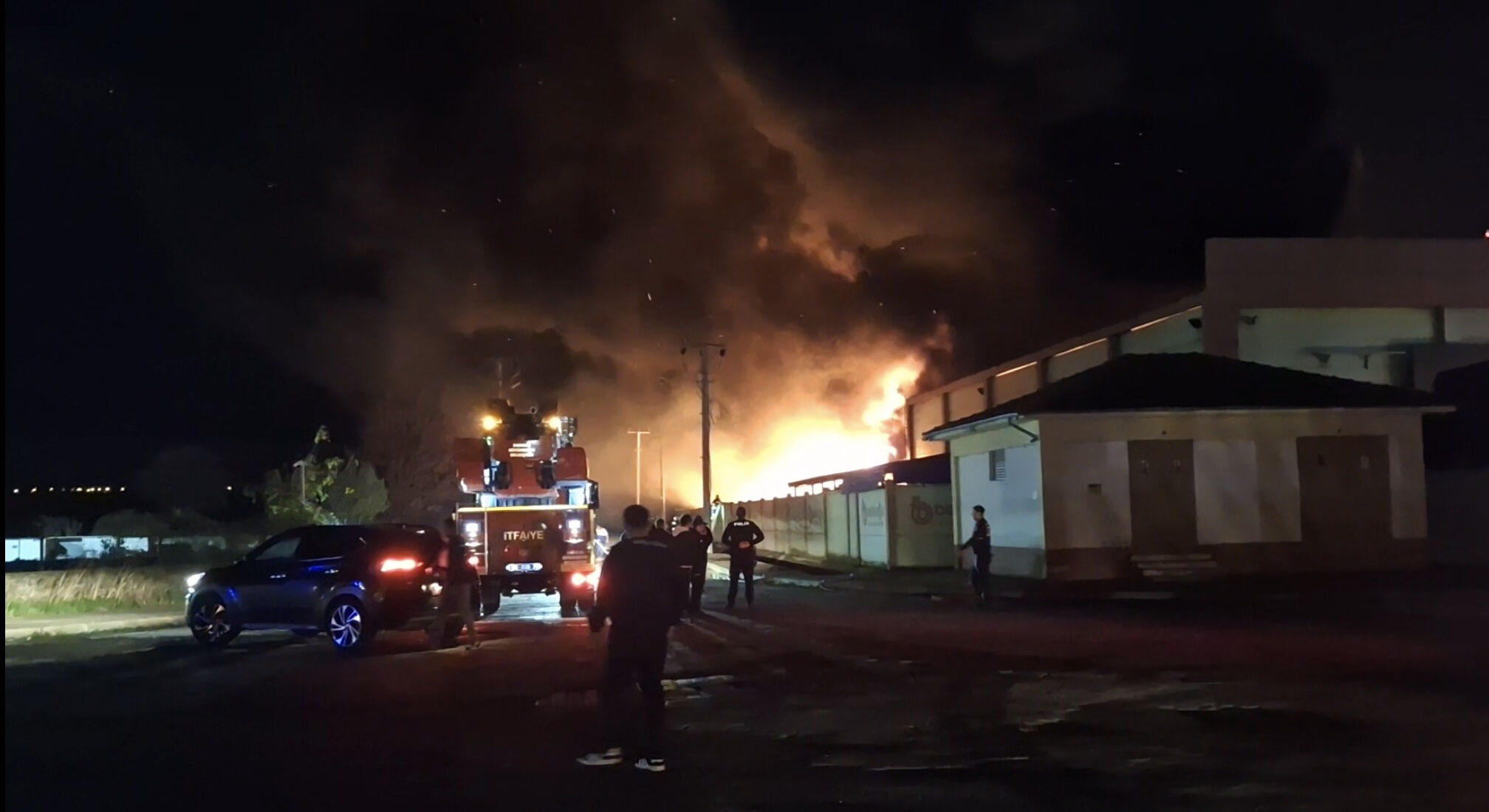 Samsun'da korkutan fabrika yangını! Alevler bir anda büyüdü Samsun'da korkutan fabrika yangını! Alevler bir anda büyüdü - 1. Resim