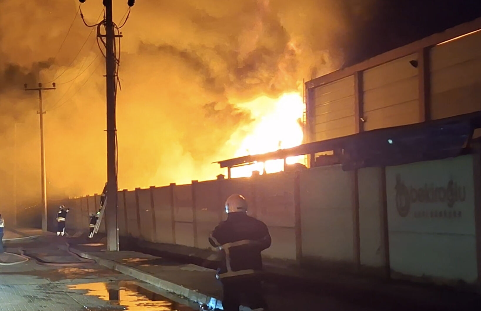 Samsun'da korkutan fabrika yangını! Alevler bir anda büyüdü Samsun'da korkutan fabrika yangını! Alevler bir anda büyüdü - 2. Resim