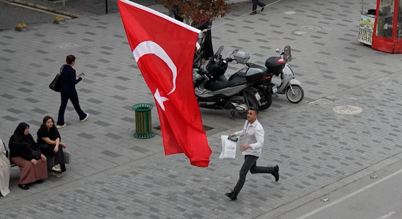 Türk bayrağı yere düşmesin diye siper oldular! Gündem olan videonun yıldızı konuştu Türk bayrağı yere düşmesin diye siper oldular! Gündem olan videonun yıldızı konuştu - 2. Resim