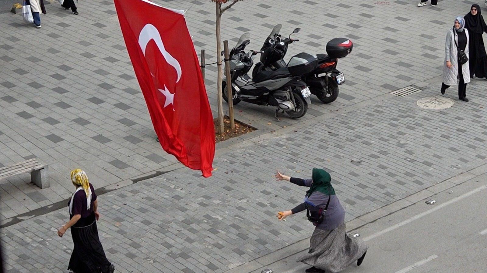 Türk bayrağı yere düşmesin diye siper oldular! Gündem olan videonun yıldızı konuştu Türk bayrağı yere düşmesin diye siper oldular! Gündem olan videonun yıldızı konuştu - 3. Resim
