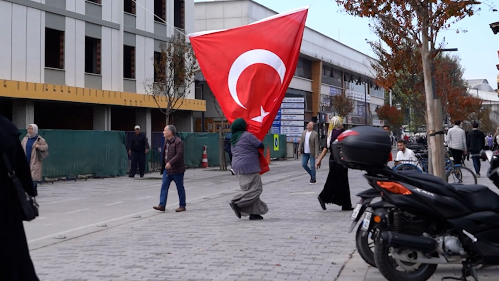 Türk bayrağı yere düşmesin diye siper oldular! Gündem olan videonun yıldızı konuştu Türk bayrağı yere düşmesin diye siper oldular! Gündem olan videonun yıldızı konuştu - 1. Resim