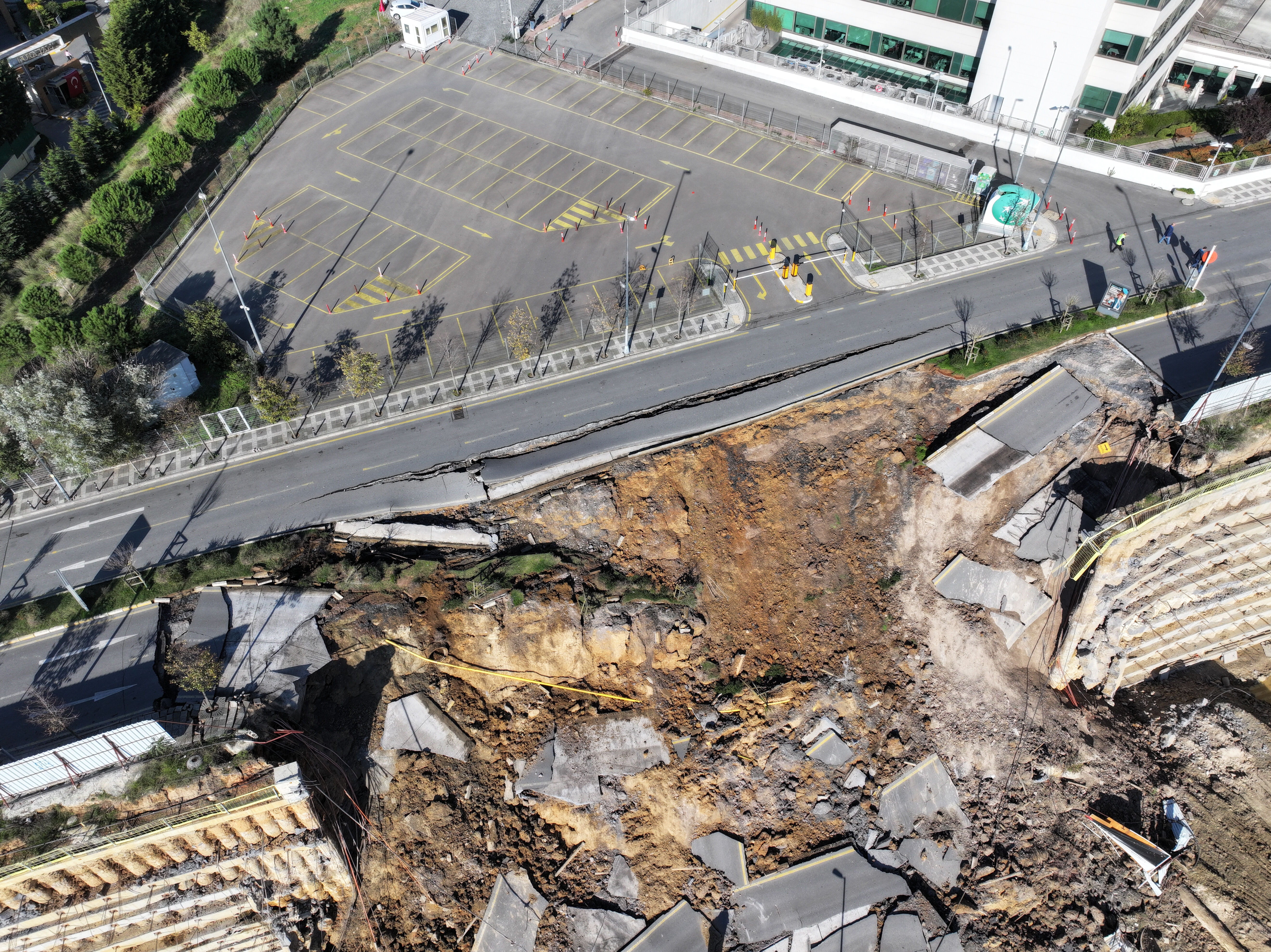 Ümraniye'de istinat duvarı yıkıldı, yol çöktü Ümraniye'de istinat duvarı yıkıldı, yol çöktü - 1. Resim