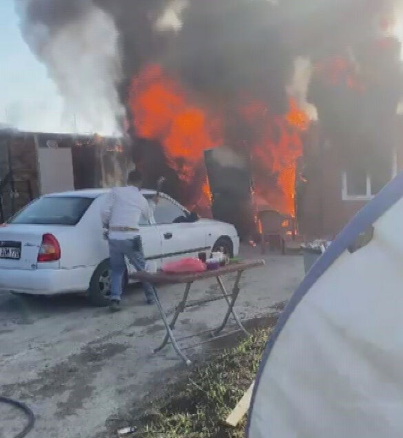 Yangına iş makinesiyle daldı! Yaptığı hamle büyük bir felaketi önledi Yangına iş makinesiyle daldı! Yaptığı hamle büyük bir felaketi önledi - 2. Resim