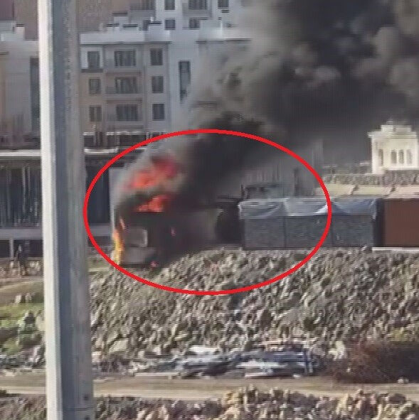 Yangına iş makinesiyle daldı! Yaptığı hamle büyük bir felaketi önledi Yangına iş makinesiyle daldı! Yaptığı hamle büyük bir felaketi önledi - 1. Resim