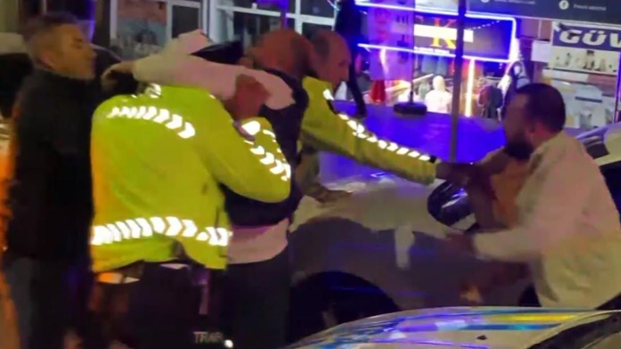 Aksaray&#039;da akılalmaz görüntüler! Alkollü sürücü ve yakınlarından polise yumruklu saldırı