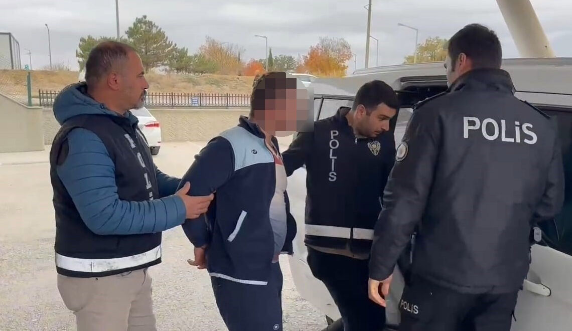 Anne babasını öldüren, 3 kişiyi yaralayan caniye son sözü soruldu! Tek kelime etmedi Anne babasını öldüren, 3 kişiyi yaralayan caniye son sözü soruldu! Tek kelime etmedi - 1. Resim