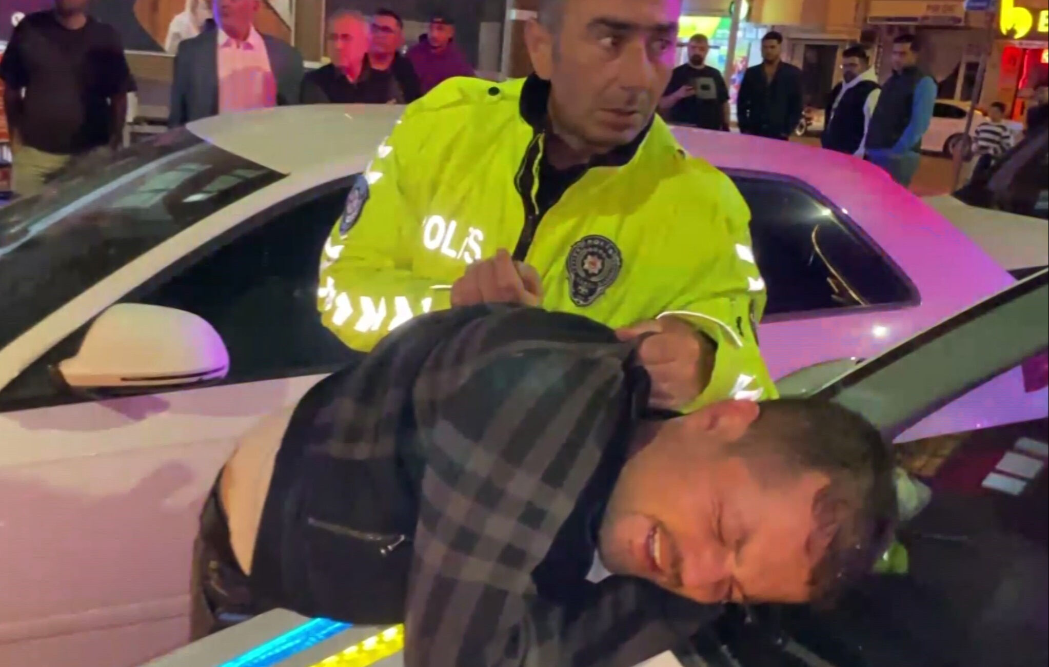 Bakan Yerlikaya 'polisimize saldıran zorbalar' notuyla paylaştı! Aksaray'da alkollü sürücüler ortalığı birbirine kattı Bakan Yerlikaya 'polisimize saldıran zorbalar' notuyla paylaştı! Aksaray'da alkollü sürücüler ortalığı birbirine kattı - 2. Resim