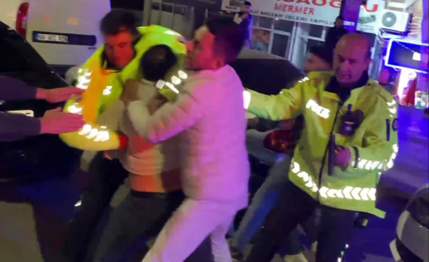 Bakan Yerlikaya 'polisimize saldıran zorbalar' notuyla paylaştı! Aksaray'da alkollü sürücüler ortalığı birbirine kattı Bakan Yerlikaya 'polisimize saldıran zorbalar' notuyla paylaştı! Aksaray'da alkollü sürücüler ortalığı birbirine kattı - 1. Resim