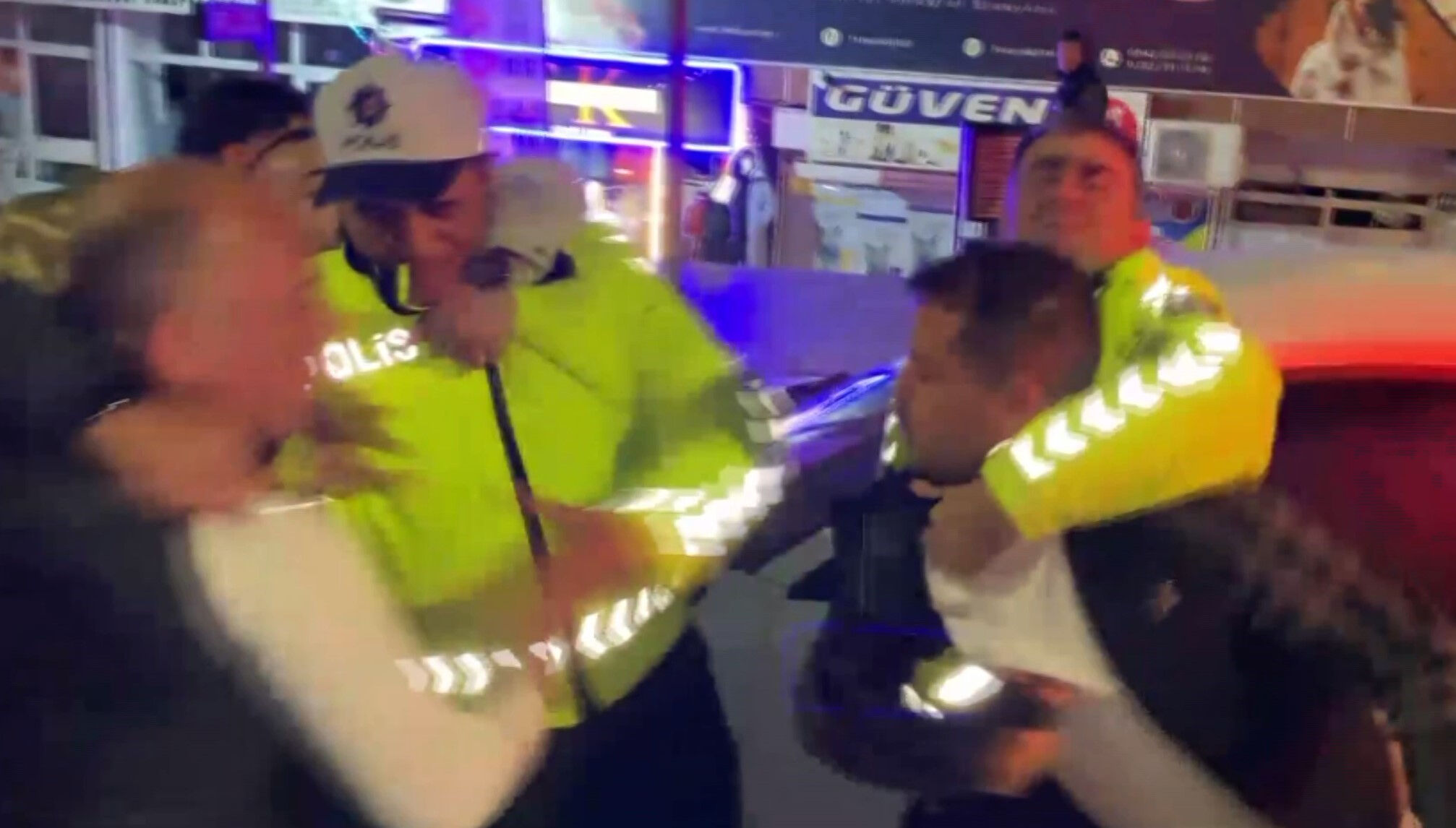 Bakan Yerlikaya 'polisimize saldıran zorbalar' notuyla paylaştı! Aksaray'da alkollü sürücüler ortalığı birbirine kattı Bakan Yerlikaya 'polisimize saldıran zorbalar' notuyla paylaştı! Aksaray'da alkollü sürücüler ortalığı birbirine kattı - 3. Resim