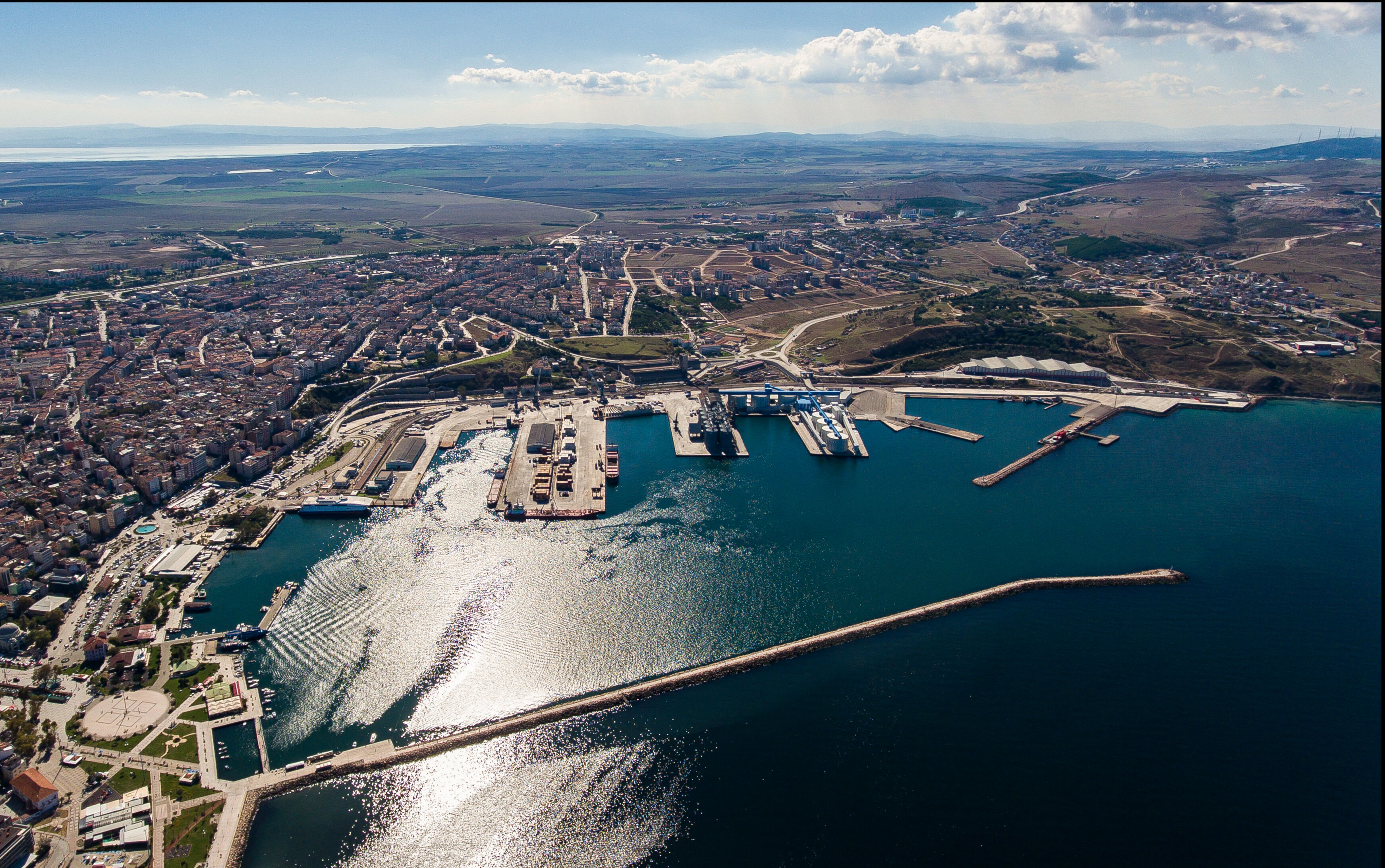 Bandırma Limanı'nda 'yüzen ahır' krizi! 'Spiridon-II' gemisi günlerdir tahliye edilemiyor! Bandırma Limanı'nda 'yüzen ahır' krizi!