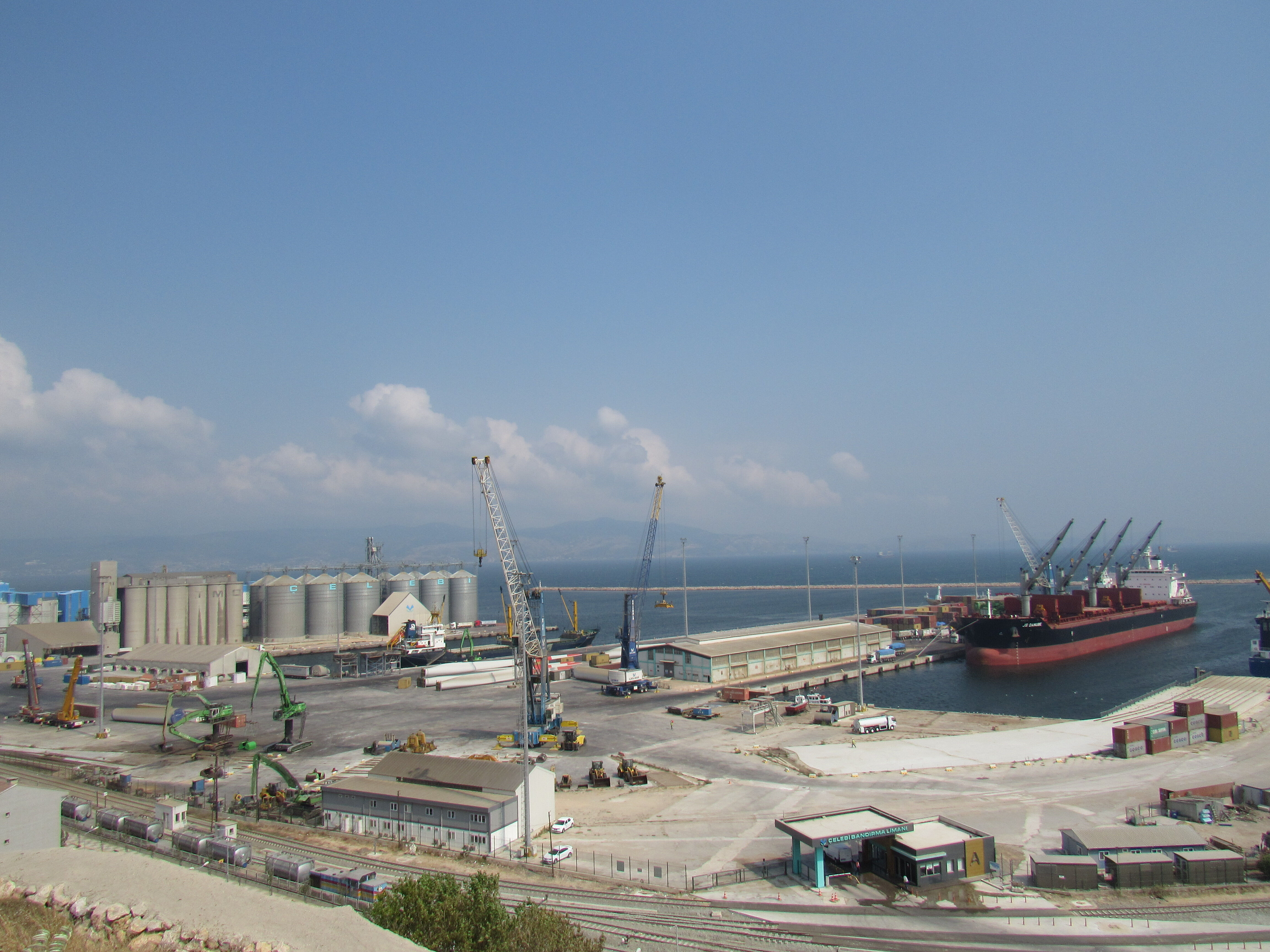 Bandırma Limanı'nda 'yüzen ahır' krizi! 'Spiridon-II' gemisi günlerdir tahliye edilemiyor! Bandırma Limanı'nda 'yüzen ahır' krizi!