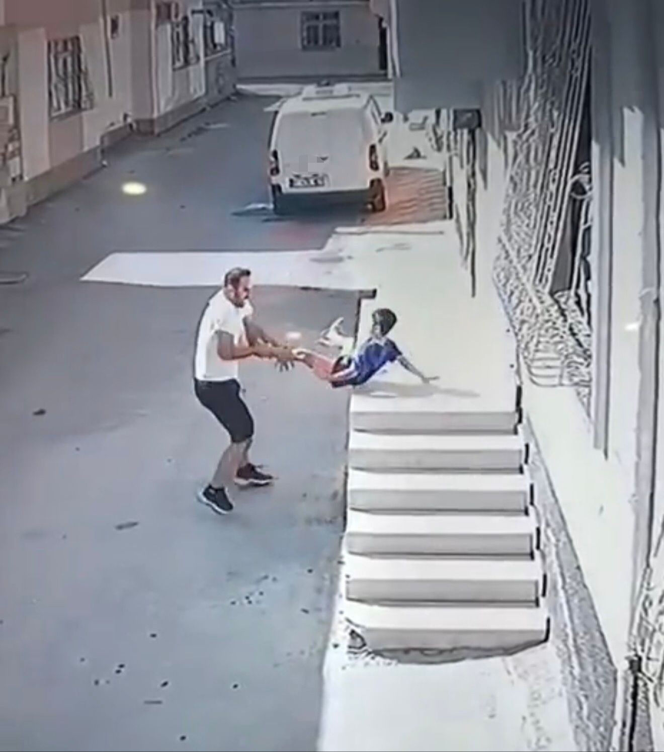 Dehşet görüntüleri! 8 yaşındaki çocuğu bacağından tutup fırlattı Dehşet görüntüleri! 8 yaşındaki çocuğu bacağından tutup fırlattı - 1. Resim