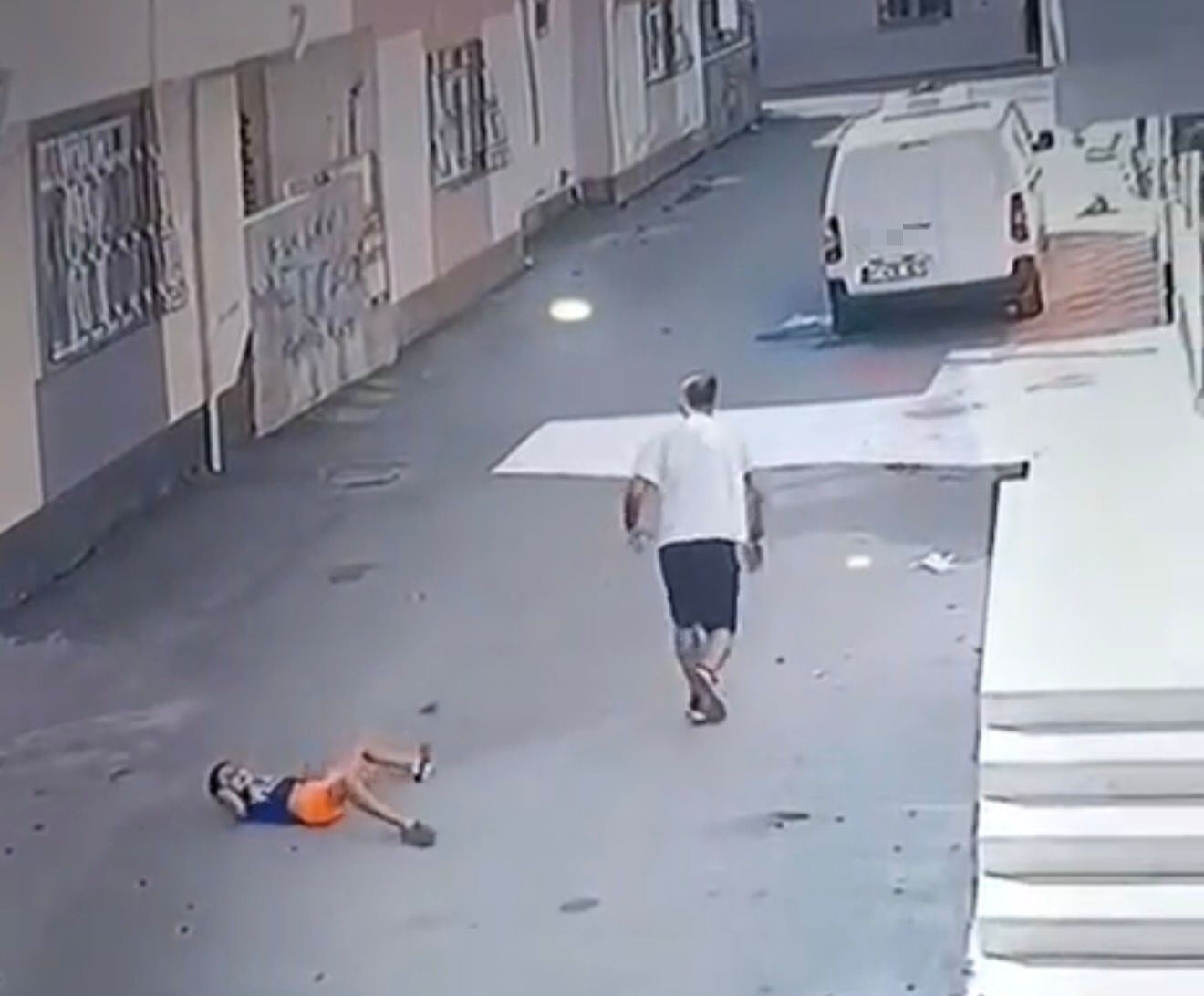 Dehşet görüntüleri! 8 yaşındaki çocuğu bacağından tutup fırlattı Dehşet görüntüleri! 8 yaşındaki çocuğu bacağından tutup fırlattı - 2. Resim