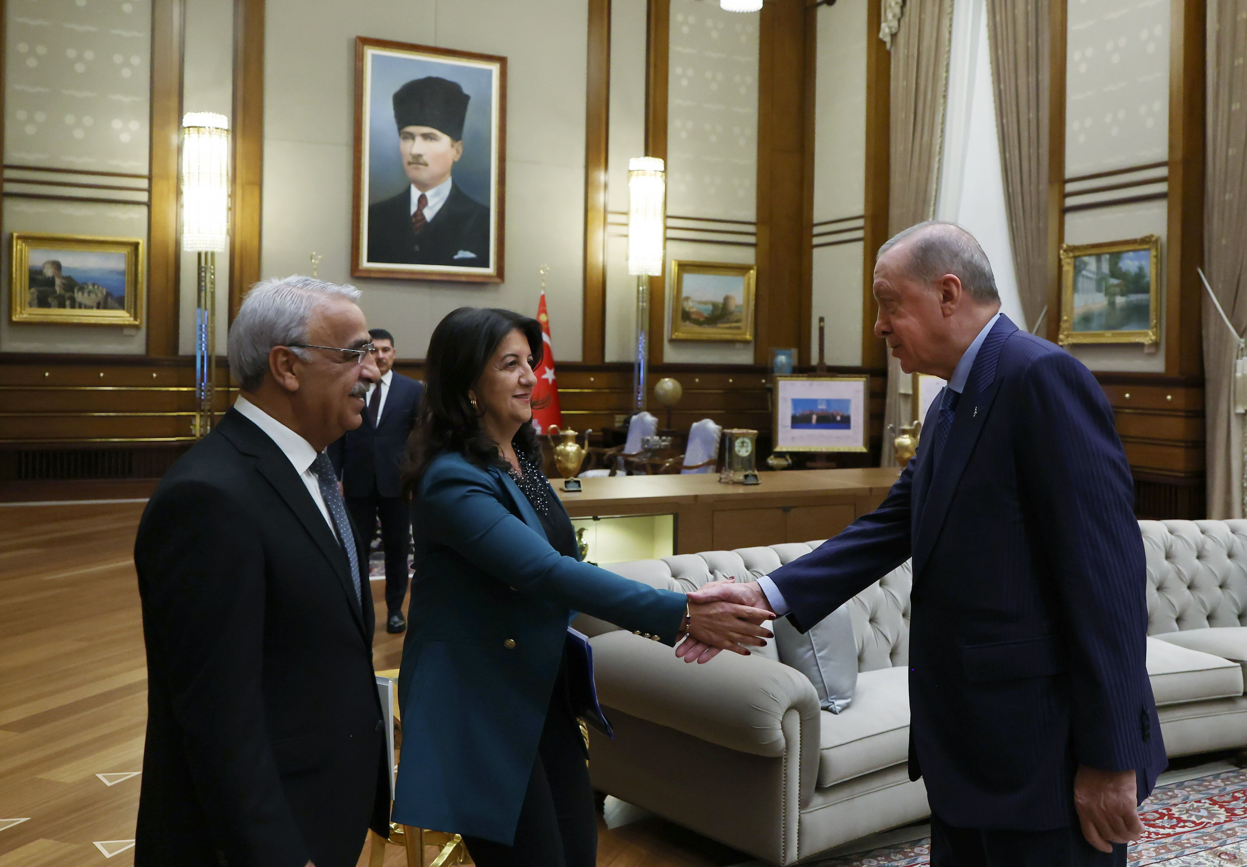 DEM Parti İmralı heyeti Beştepe'de! Cumhurbaşkanı Erdoğan ile üçüncü görüşme  DEM Parti İmralı heyeti Beştepe'de! Cumhurbaşkanı Erdoğan ile üçüncü görüşme  - 1. Resim