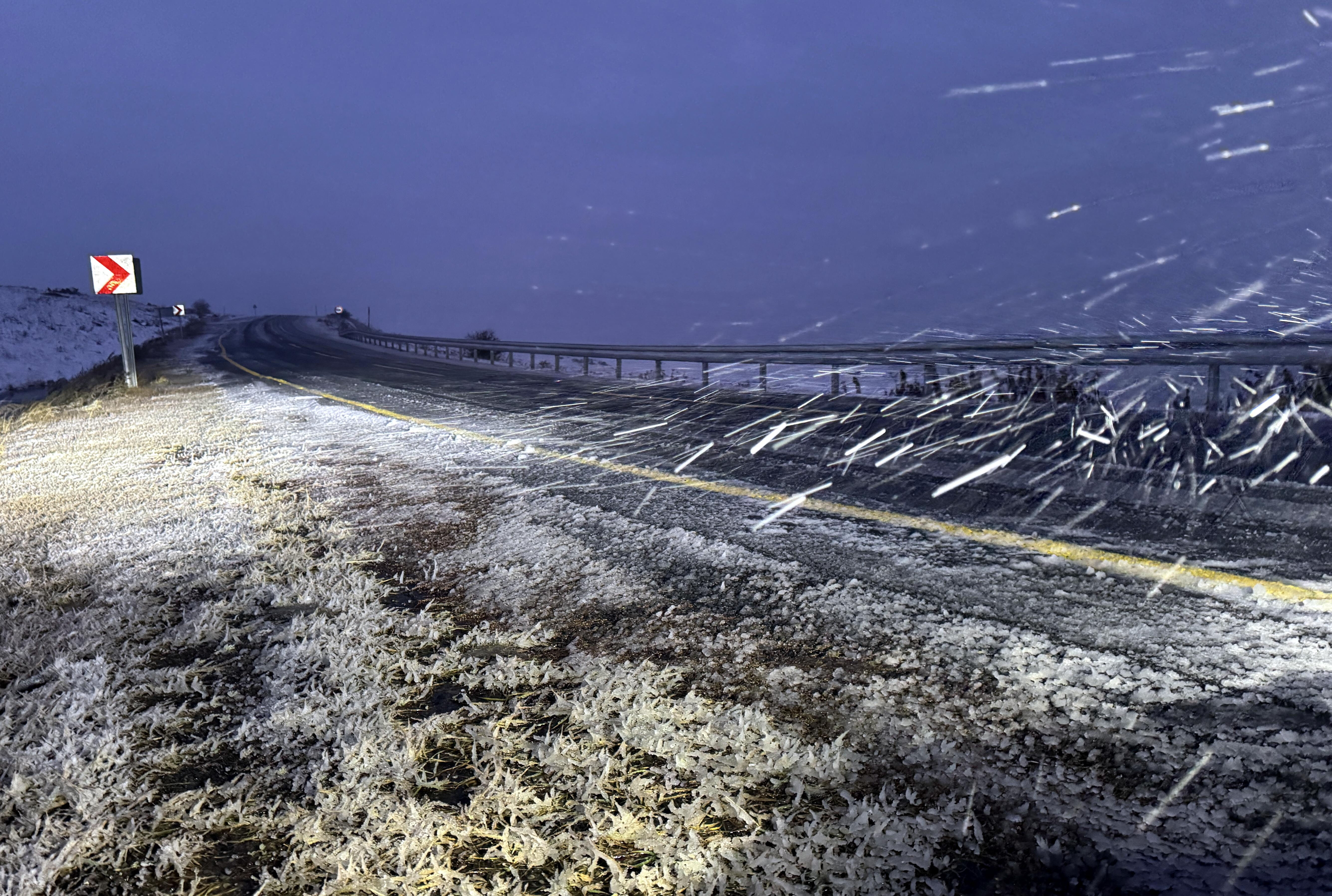 Erzurum beyaza büründü! Araçlar karlı yolda kaldı - 1. Resim
