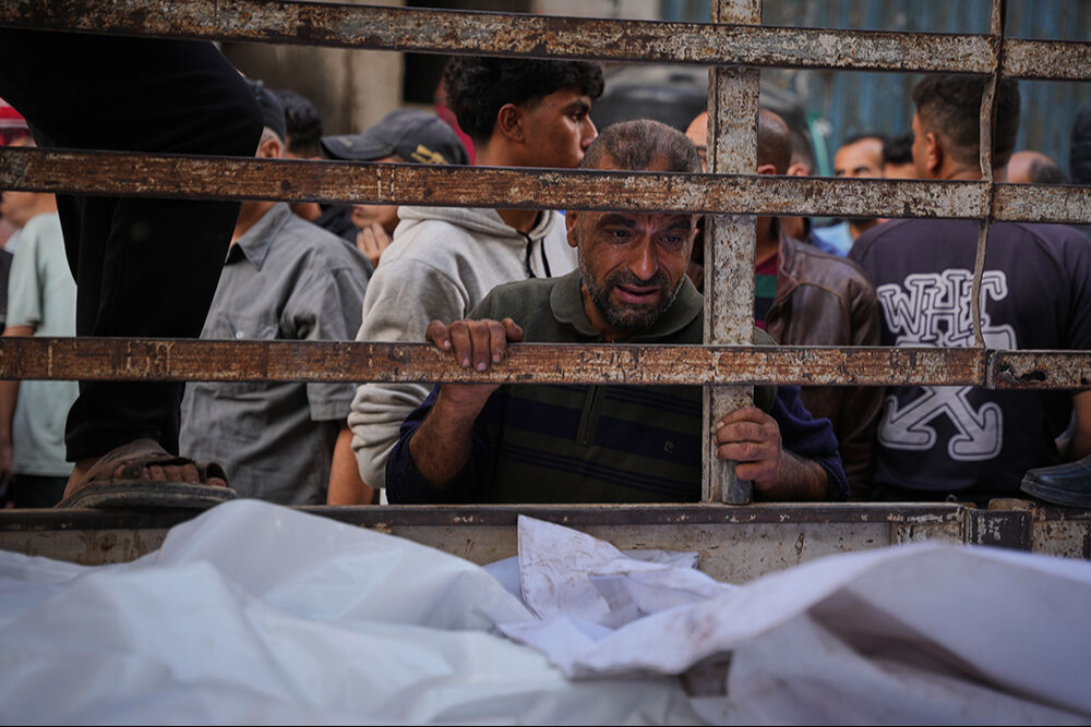 Filistinli kardeşlerin son sarılışı! Ateşkesin adı kaldı, 12 saatte 109 şehit - 1. Resim