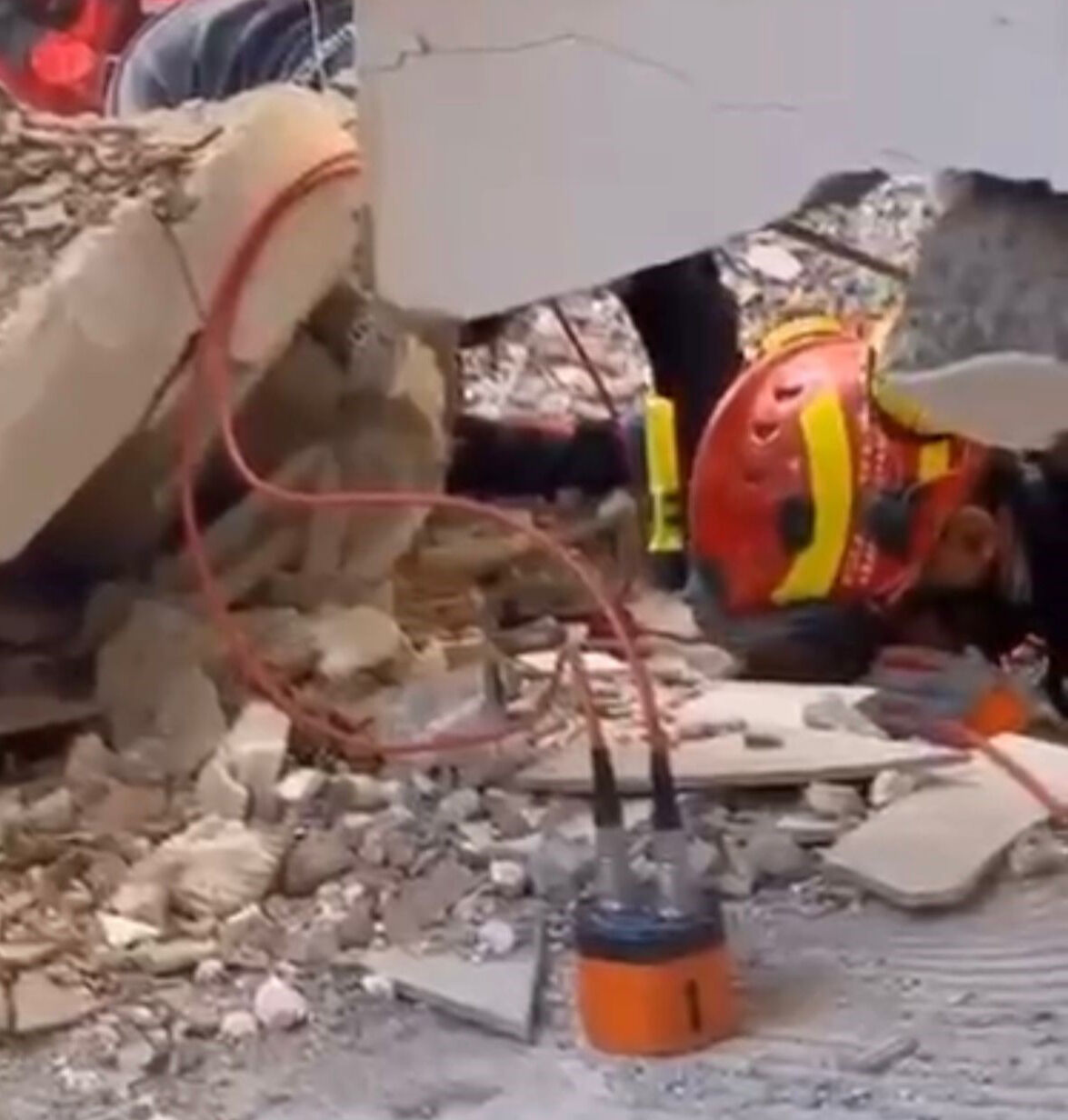 Gebze'deki enkazdan tek sağ çıkan Dilara, sesini böyle duyurmuş! Tüyleri diken diken eden anlar Gebze'deki enkazdan tek sağ çıkan Dilara, sesini böyle duyurmuş! Tüyleri diken diken eden anlar - 3. Resim