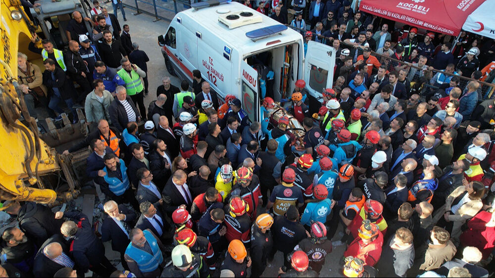 Gebze'den kahreden haberler peş peşe geldi! Çöken binada tek kurtulan Dilara oldu Gebze'den kahreden haberler peş peşe geldi! Çöken binada tek kurtulan Dilara oldu - 3. Resim