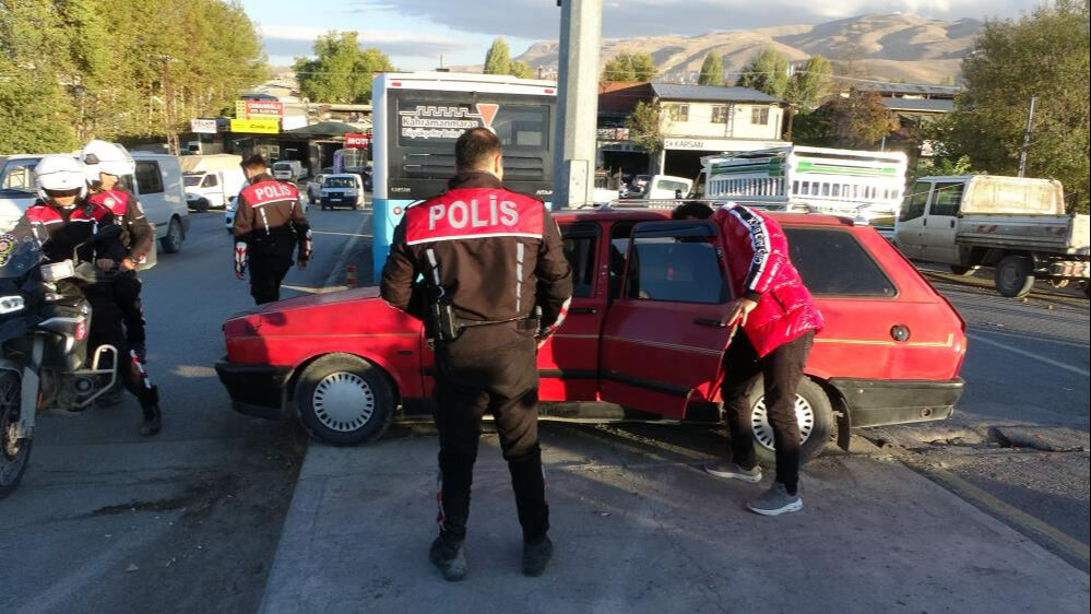 Hatay'da otomobilin kaputundan 5 buçuk milyon TL'lik uyuşturucu çıktı! - 2. Resim