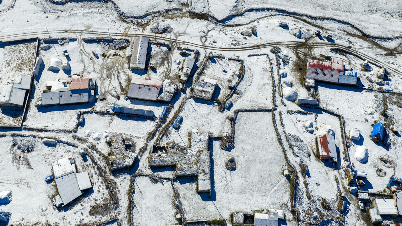 Kars ve Ardahan'a kar yağdı, dağların zirveleri beyaz örtüyle kaplandı Kars ve Ardahan'a kar yağdı, dağların zirveleri beyaz örtüyle kaplandı - 1. Resim