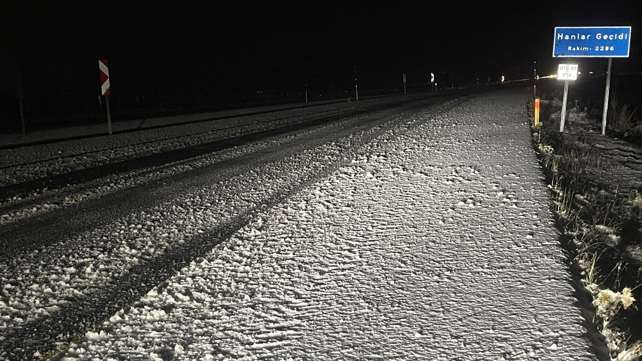 Kars ve Ardahan'a kar yağdı, dağların zirveleri beyaz örtüyle kaplandı Kars ve Ardahan'a kar yağdı, dağların zirveleri beyaz örtüyle kaplandı - 1. Resim