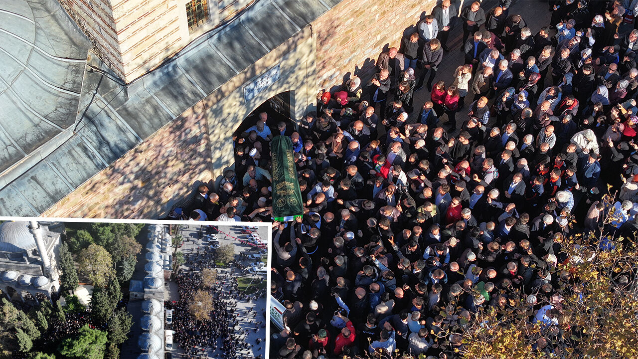 Kocaeli'de enkaz altında can veren Bilir ailesine acı veda: Cenazenin ön safında 'onlar' vardı... Kocaeli'de enkaz altında can veren Bilir ailesine acı veda: Cenazenin ön safında 'onlar' vardı... - 1. Resim