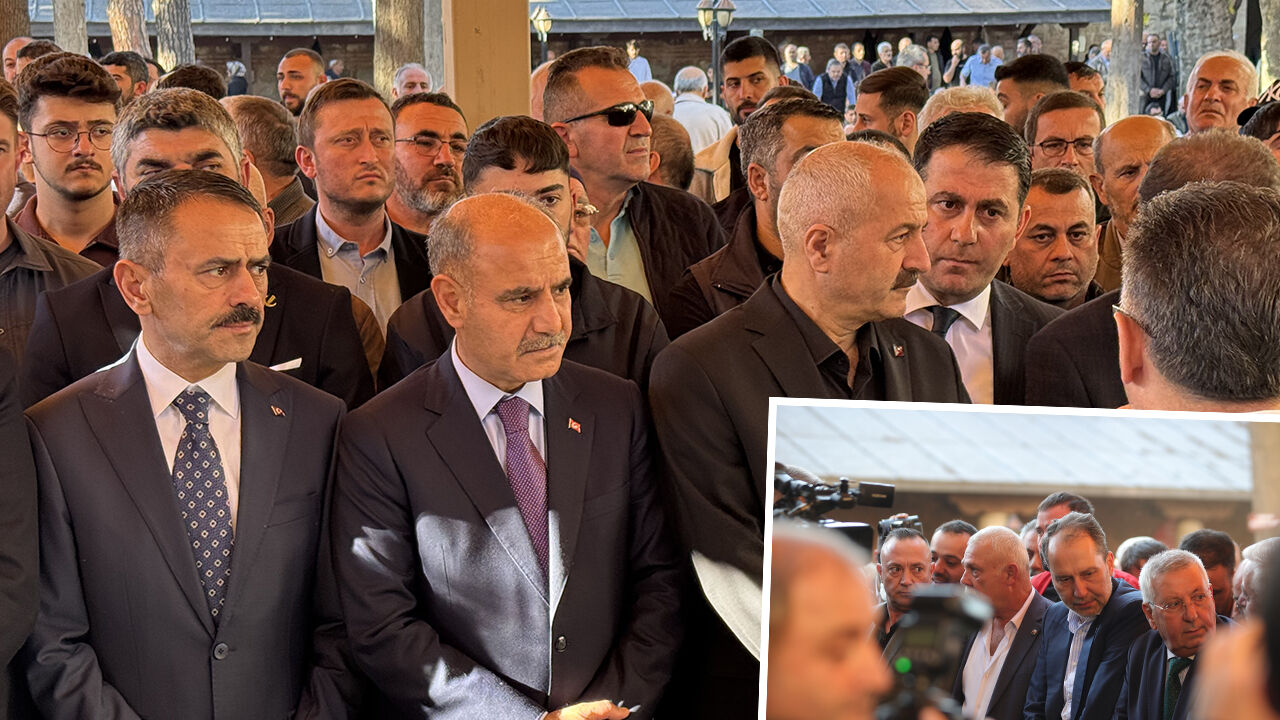 Kocaeli'de enkaz altında can veren Bilir ailesine acı veda: Cenazenin ön safında 'onlar' vardı... Kocaeli'de enkaz altında can veren Bilir ailesine acı veda: Cenazenin ön safında 'onlar' vardı... - 3. Resim