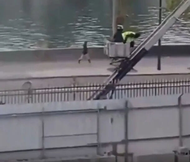 Louvre Müzesi'nin ardından bu seferde değerli maden rafinerisi! Fransa'da bir soygun daha Louvre Müzesi'nin ardından bu seferde değerli maden rafinerisi! Fransa'da bir soygun daha - 2. Resim