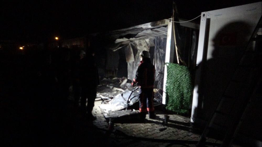 Malatya'da sıcak saatler! Konteyner kentte yangın çıktı, son anda kurtarıldılar Malatya'da sıcak saatler! Konteyner kentte yangın çıktı, son anda kurtarıldılar - 1. Resim