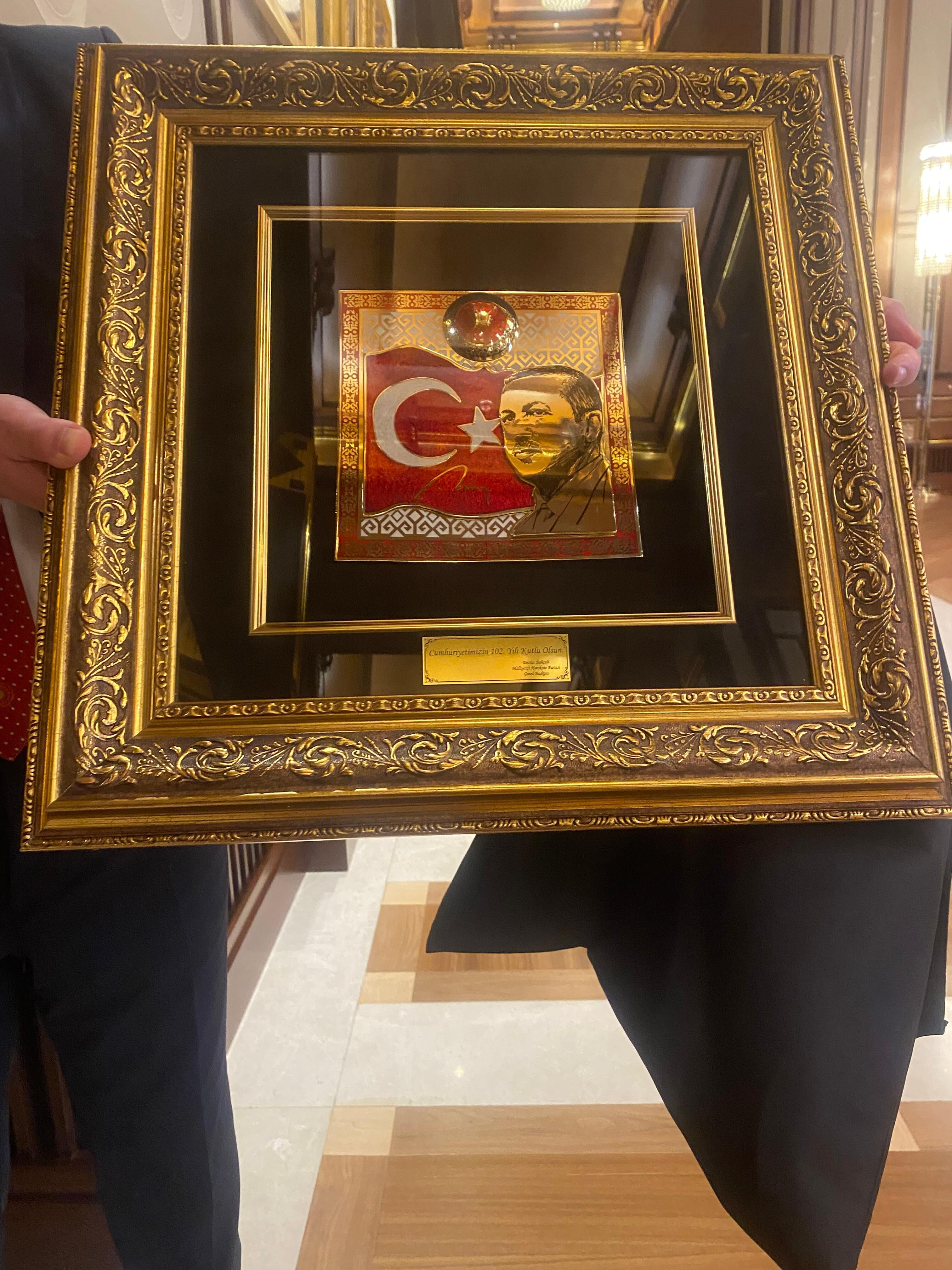 MHP lideri Bahçeli'den Erdoğan'a 'Cumhuriyet Bayramı' hediyesi! Tabloda detaylar dikkat çekti MHP lideri Bahçeli'den Erdoğan'a 'Cumhuriyet Bayramı' hediyesi! Tabloda detaylar dikkat çekti - 2. Resim