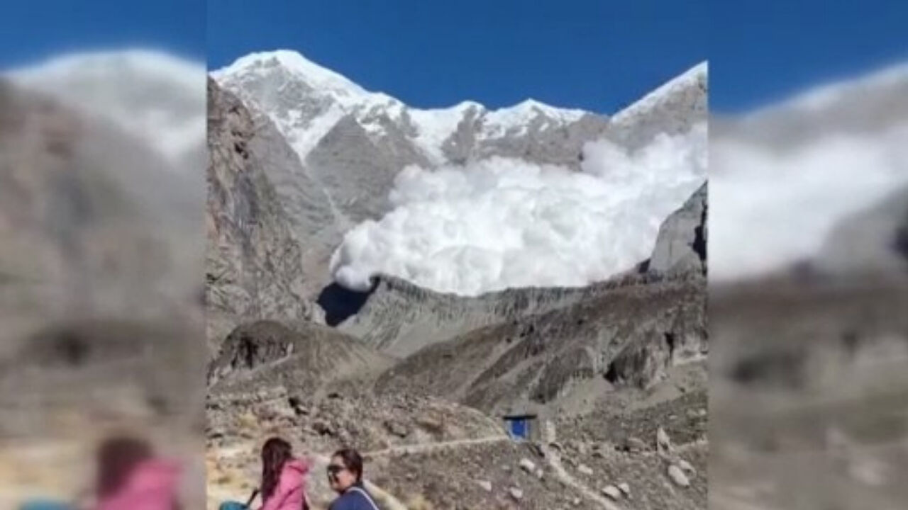 Nepal'de facianın eşiğinden dönüldü: Dağcıların kampına çığ düştü - 1. Resim