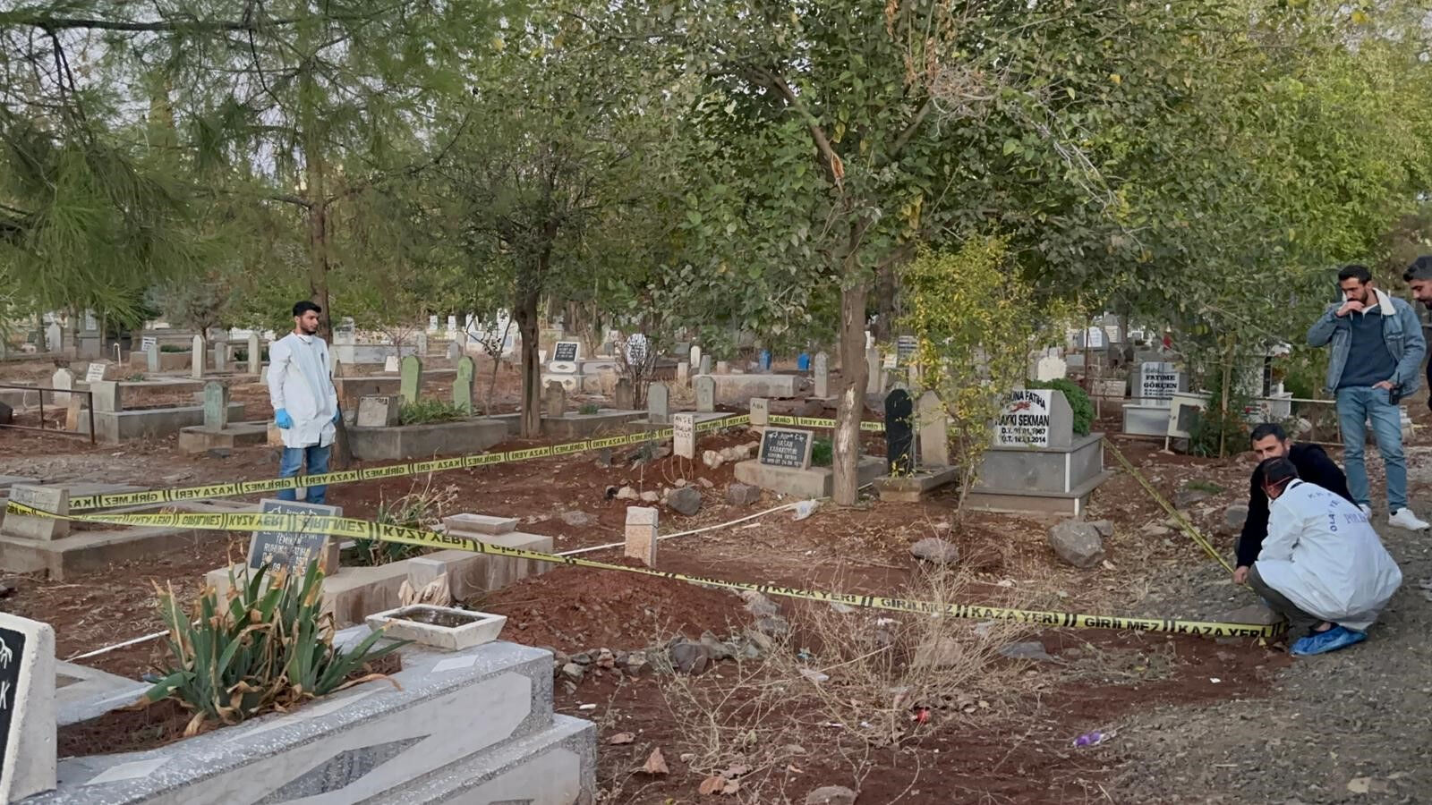 Şanlıurfa'daki kabristan ziyareti korkunç olayı ortaya çıkardı! Gömülmemiş bebek cesedi bulundu Şanlıurfa'daki kabristan ziyareti korkunç olayı ortaya çıkardı! Gömülmemiş bebek cesedi bulundu - 2. Resim