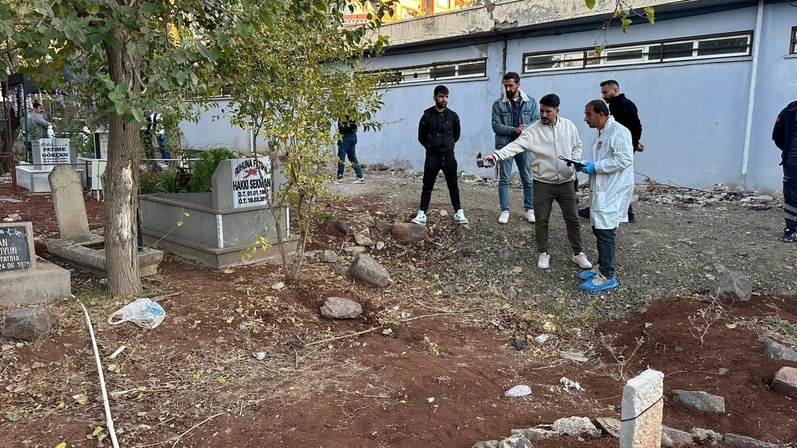 Şanlıurfa'daki kabristan ziyareti korkunç olayı ortaya çıkardı! Gömülmemiş bebek cesedi bulundu Şanlıurfa'daki kabristan ziyareti korkunç olayı ortaya çıkardı! Gömülmemiş bebek cesedi bulundu - 3. Resim