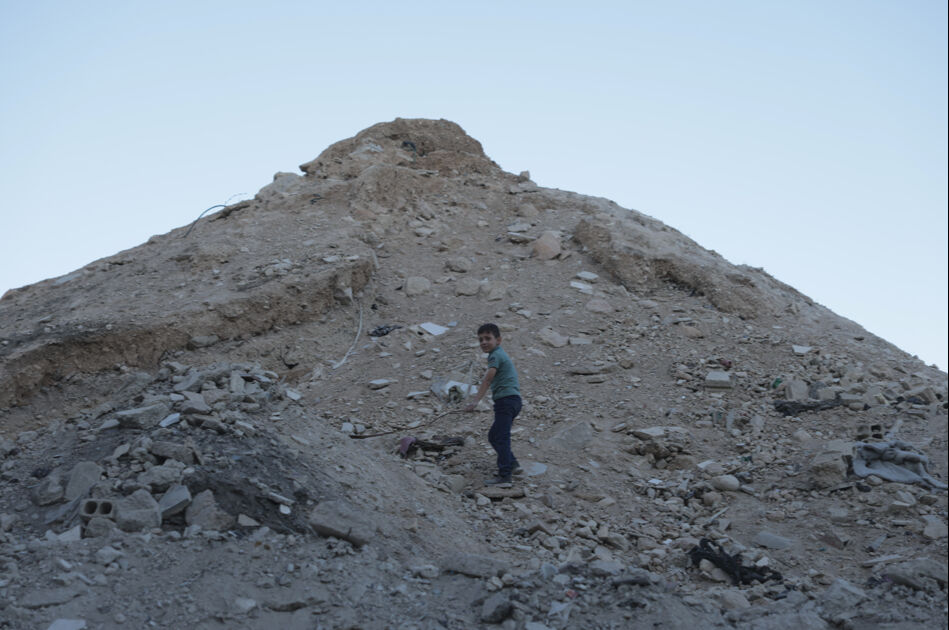 Suriye'nin Arbin Mahallesi'nde enkazlardan yapay dağ oluştu! 