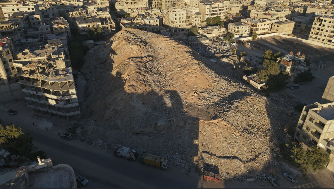 Suriye'nin Arbin Mahallesi'nde enkazlardan yapay dağ oluştu! 